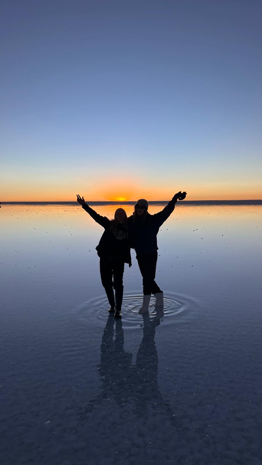Salar de Uyuni - od lewej Weronika Tietz, następna Zuzanna Krzywda na tle solniska w tle zachodzące słońce