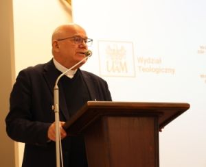 przy mównicy stoi ks. prof. UAM dr hab. Dariusz Kwiatkowski