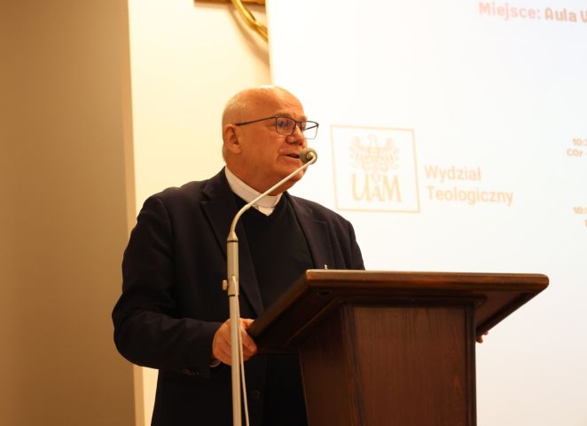 przy mównicy stoi ks. prof. UAM dr hab. Dariusz Kwiatkowski