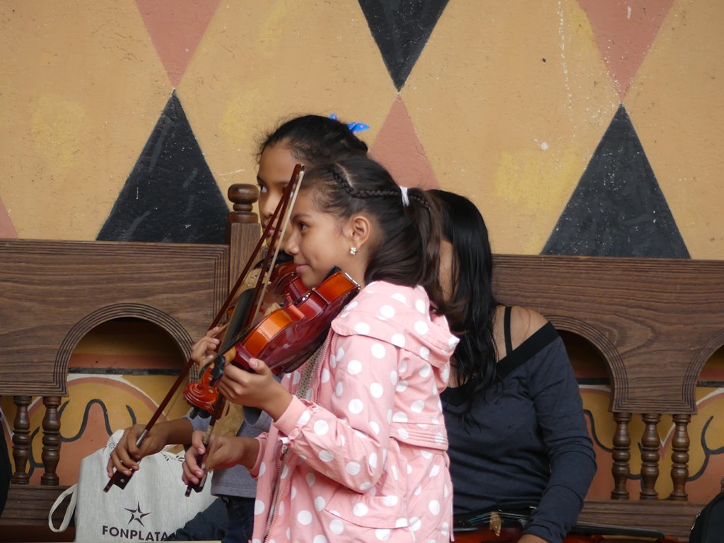 Dziewczynki grają na skrzypcach w szkole muzycznej w Boliwii 