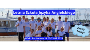 Na tle przystani jachtowej stoi grupa uśmiechniętych studentów i instruktorów. Nad nimi napis: Letnia Szkoła Języka Angielskiego, na dole zdjęcia: Górki Zachodnie 14-23 lipca 2025. 