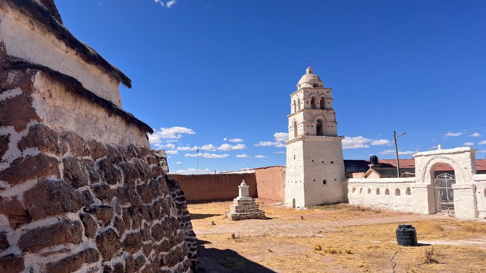 Zdjęcie przedstawia starą kolonialną świątynię z charakterystyczną dzwonnicą w Oruro