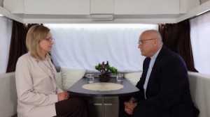 przy stole siedzą od lewej strony Agnieszka Janczura oraz ks. prof. UAM dr hab. Dariusz Kwiatkowski