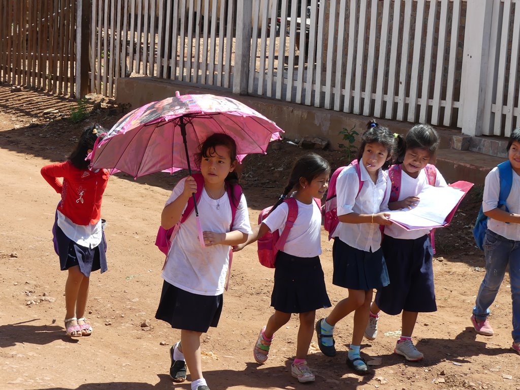 Dzieci idące do szkoły muzycznej w Boliwii