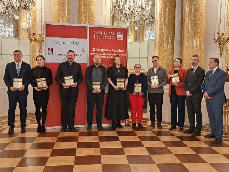 Laureaci nagrody KLIO. Trzeci od lewej o. prof. Paweł Zając OMI