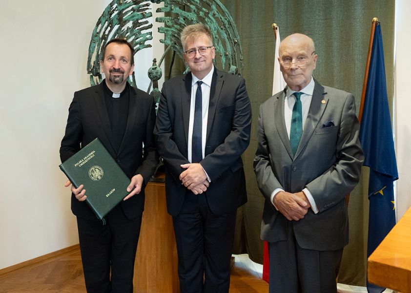 fotografa postaci stojących: od lewej ks. prof. dr. hab. Paweł Zając OMI, prof. dr hab. Mariusz Wołos, prof. dr hab. Jan K. Ostrowski