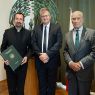 fotografa postaci stojących: od lewej ks. prof. dr. hab. Paweł Zając OMI, prof. dr hab. Mariusz Wołos, prof. dr hab. Jan K. Ostrowski