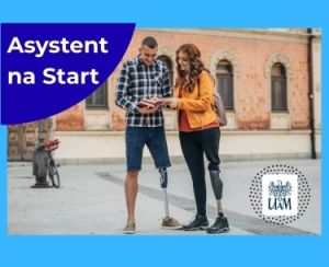 Po lewej stronie znajduje się niebieskie koło z białym napisem „Asystent na Start”. W prawym dolnym rogu widnieje logo Uniwersytetu im. Adama Mickiewicza w Poznaniu (UAM).  W centralnej części plakatu pokazana jest para młodych ludzi – kobieta i mężczyzna. Stoją razem na tle ceglanego budynku i wspólnie oglądają książkę. Oboje mają protezy nóg. Mężczyzna ubrany jest w koszulę w kratę i krótkie spodenki, a kobieta w pomarańczową kurtkę i czarne spodnie.