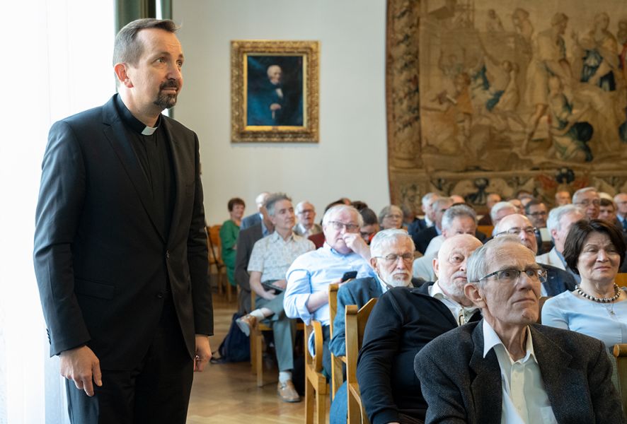 fotografa stojącego po lewej ks. prof. dr. hab. Pawła Zająca OMI następnie siedzący goście uroczystego posiedzenia Polskiej Akademii Umiejętności