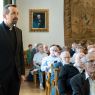 fotografa stojącego po lewej ks. prof. dr. hab. Pawła Zająca OMI następnie siedzący goście uroczystego posiedzenia Polskiej Akademii Umiejętności
