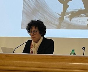 dr Katarzyna Wasiutyńska siedzi przy stole konferencyjnym