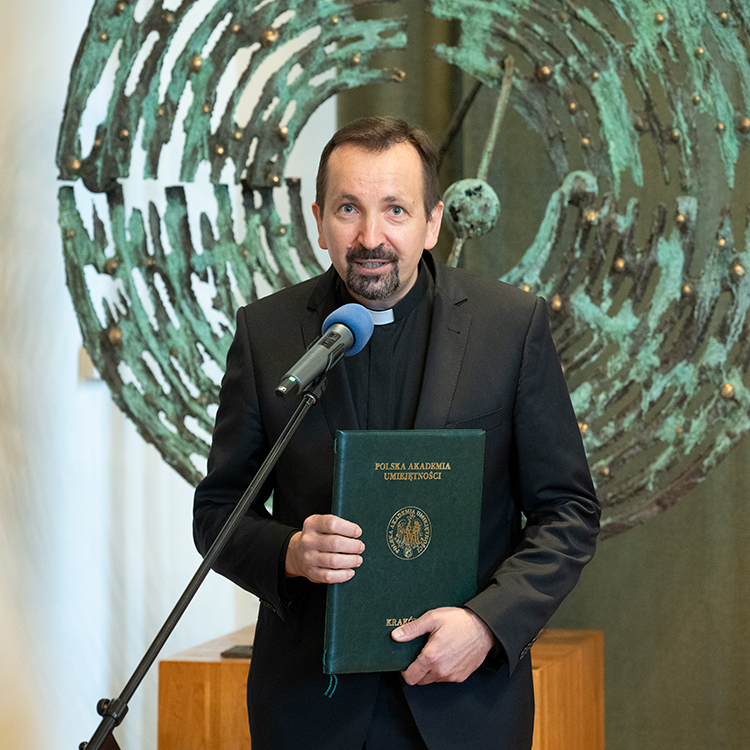 fotografa stojącego ks. prof. dr. hab. Paweła Zająca OMI przemawiającego do uczestników