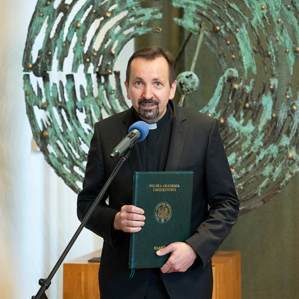 fotografa stojącego ks. prof. dr. hab. Paweła Zająca OMI przemawiającego do uczestników