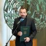 fotografa stojącego ks. prof. dr. hab. Paweła Zająca OMI przemawiającego do uczestników