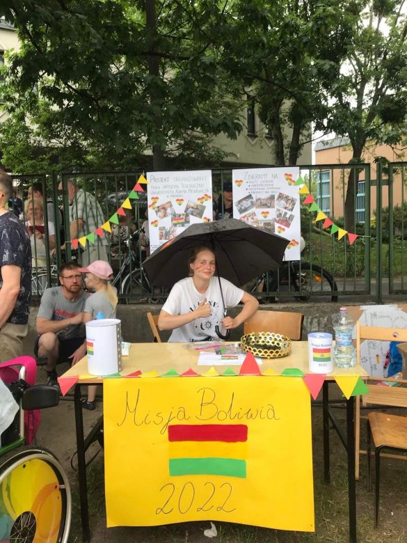 Klaudia Michalska siedzi i trzyma parasol