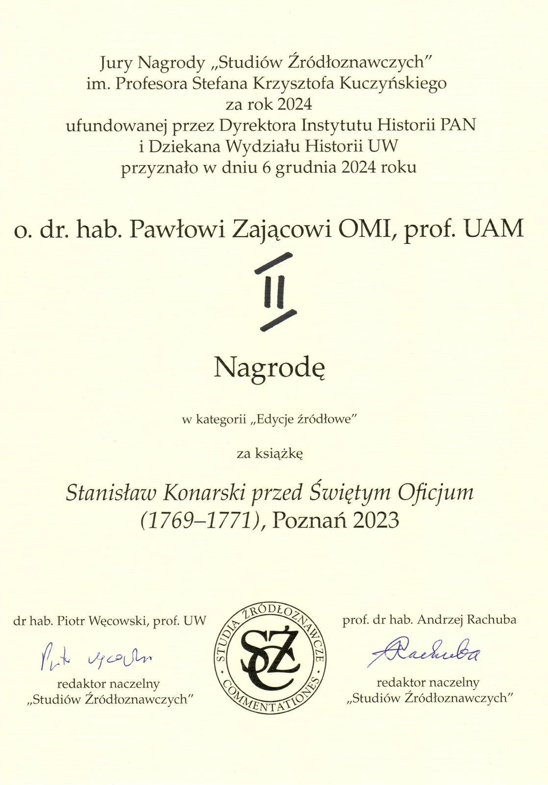 Dyplom Nagrody „Studiów Źródłoznawczych” im. Profesora Stefana Krzysztofa Kuczyńskiego za rok 2024, przyznany o. dr. hab. Pawłowi Zającowi OMI, prof. UAM, za książkę Stanisław Konarski przed Świętym Oficjum (1769–1771). Dokument opatrzony podpisami redaktorów naczelnych, dr. hab. Piotra Węcowskiego i prof. dr. hab. Andrzeja Rachuby, oraz logotypem czasopisma Studia Źródłoznawcze.