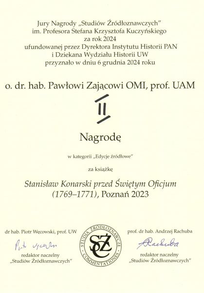 Dyplom Nagrody „Studiów Źródłoznawczych” im. Profesora Stefana Krzysztofa Kuczyńskiego za rok 2024, przyznany o. dr. hab. Pawłowi Zającowi OMI, prof. UAM, za książkę Stanisław Konarski przed Świętym Oficjum (1769–1771). Dokument opatrzony podpisami redaktorów naczelnych, dr. hab. Piotra Węcowskiego i prof. dr. hab. Andrzeja Rachuby, oraz logotypem czasopisma Studia Źródłoznawcze.