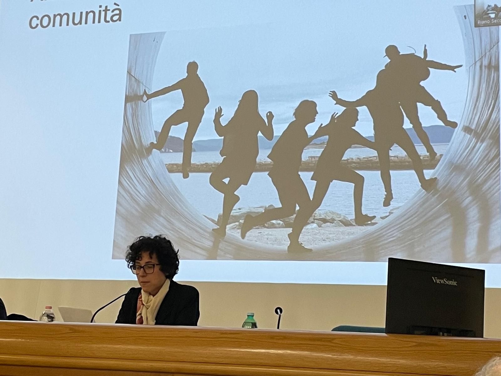 dr Katarzyna Wasiutyńska siedzi przy stole konferencyjnym