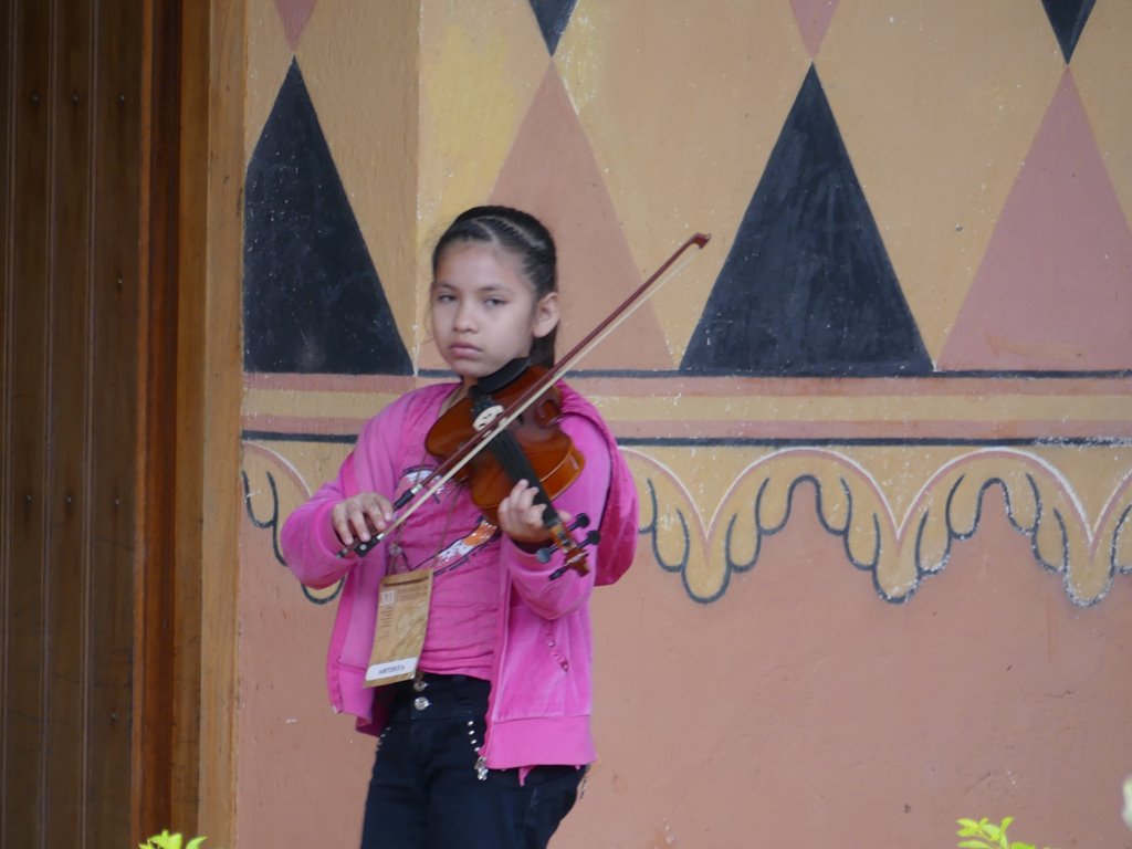 Dziewczynka gra na skrzypcach w szkole muzycznej w Boliwii 