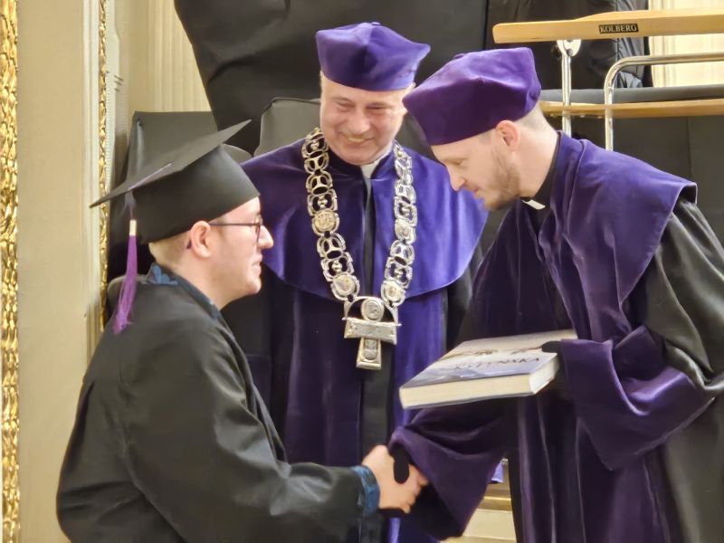 od lewej Jan Krzyżaniak, ks. prof. UAM dr hab. Mieczysław Polak, ks. dr Przemysław Zgórecki