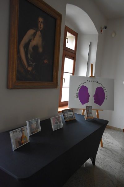 Fotorelacja z wystawy prac studentów i doktorantów pt. „Srebro”