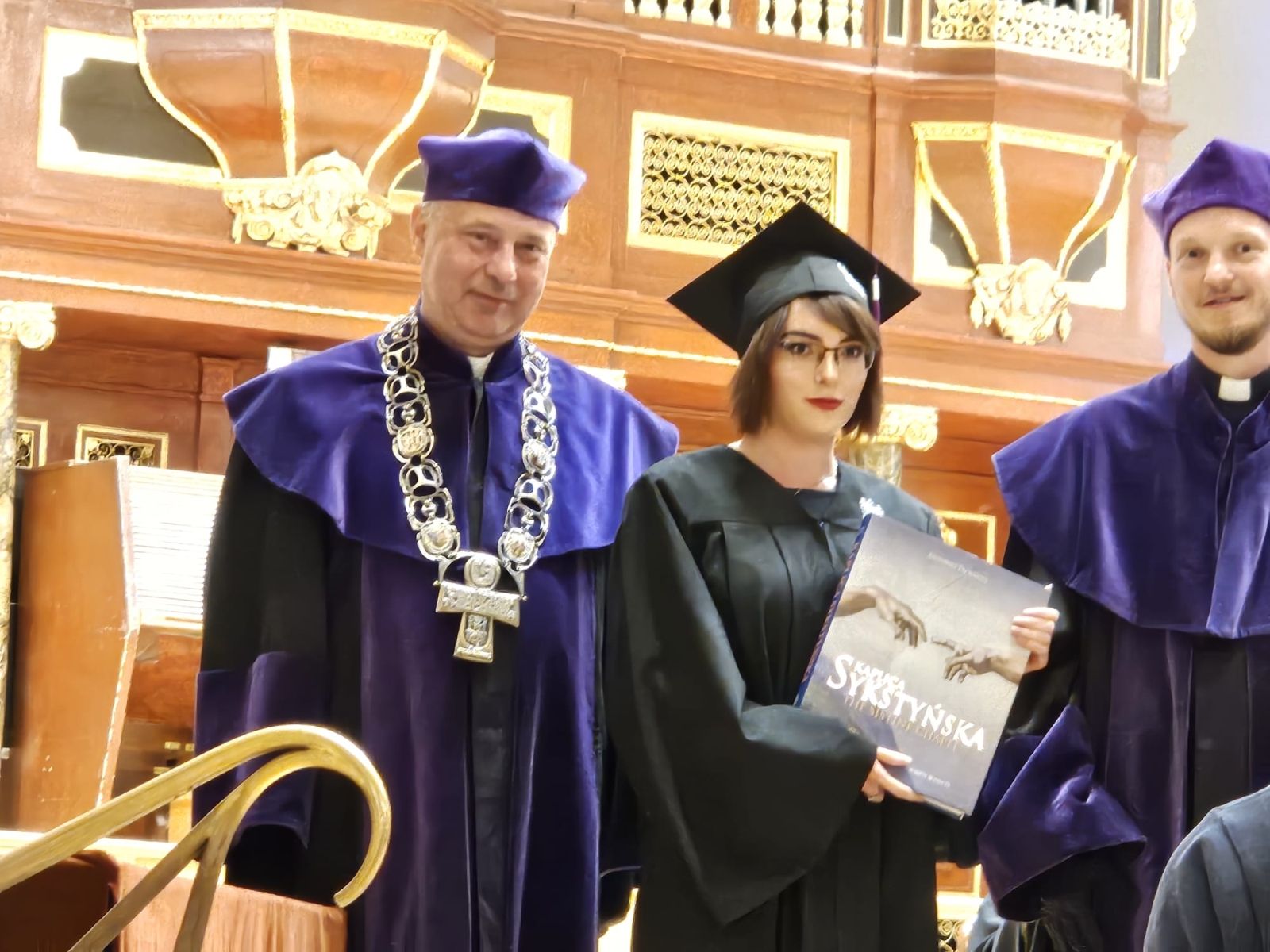 od lewej ks. prof. UAM dr hab. Mieczysław Polak, Aleksandra Krzyżaniak, ks. dr Przemysław Zgórecki