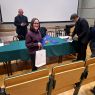 od lewej strony ks. Piotr Lewandowski, Beata Kęszczyk