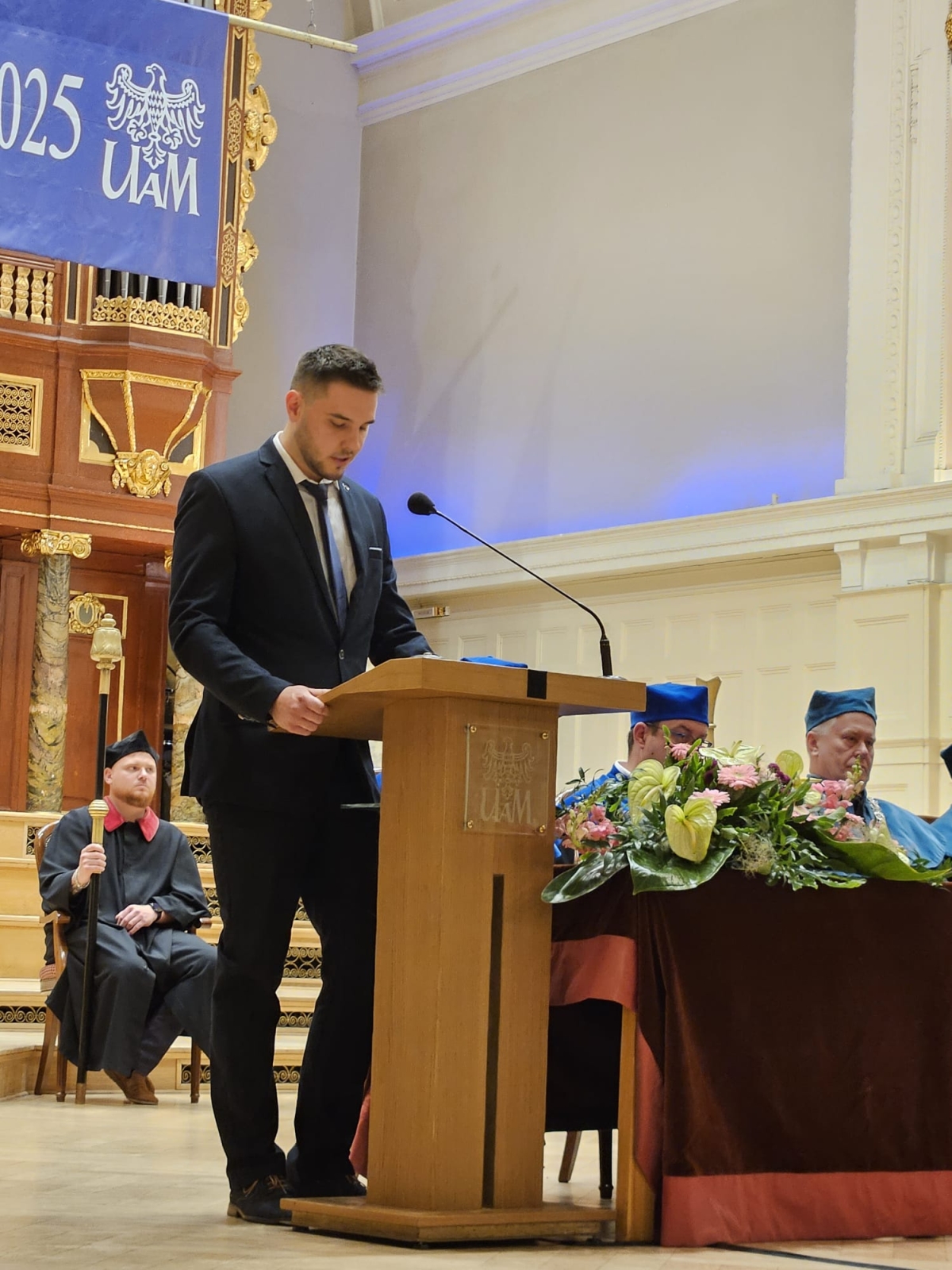 przy mównicy Piotr Przydział Przewodniczący Rady Samorządu Studentów WT UAM przemawia
