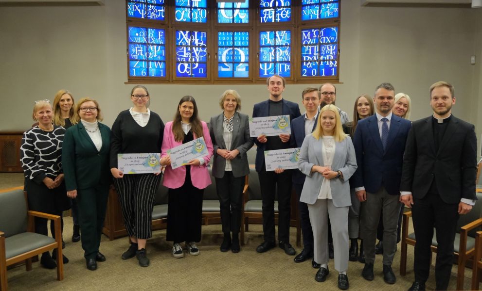 Grupa osób nagrodzonych w akcji „Liczymy ankiety!” oraz prodziekani nagrodzonych wydziałów. Szósta od lewej - pani Prorektor ds. Studenckich i Kształcenia, prof. dr hab. Joanna Wójcik; siódmy od lewej - przedstawiciel RSS Wydziału Teologicznego, pan Olaf Kozak; pierwszy od prawej - Prodziekan ds. Studenckich i Kształcenia, ks. dr Przemysław Zgórecki. (fot. Przemysław Stanula)