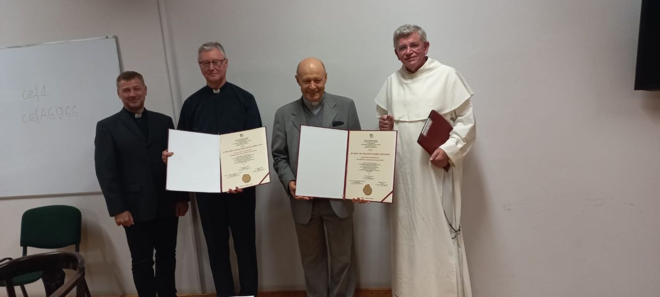 od lewej strony stojące postacie: ks. prof. UAM dr hab. Tomasz Nawracała, o. prof. UAM dr hab. Adam Wojtczak OMI, ks. prof. dr hab. Jan Daniel Szczurek, o. prof. Andrzej Napiórkowski