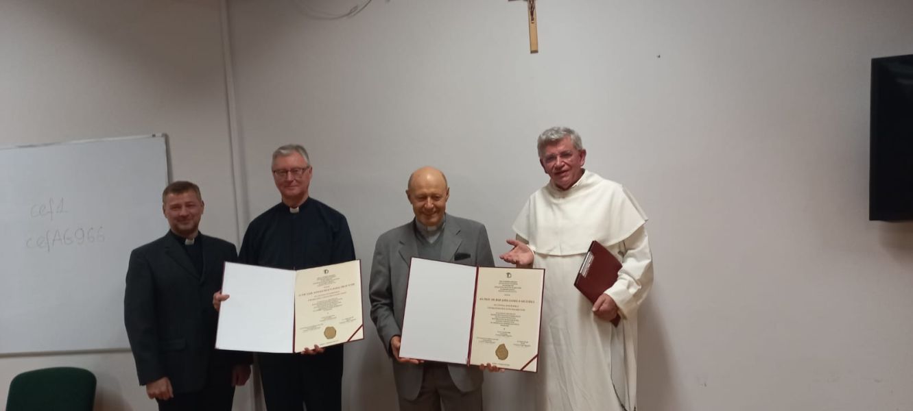 od lewej strony stojące postacie: ks. prof. UAM dr hab. Tomasz Nawracała, o. prof. UAM dr hab. Adam Wojtczak OMI, ks. prof. dr hab. Jan Daniel Szczurek, o. prof. Andrzej Napiórkowski