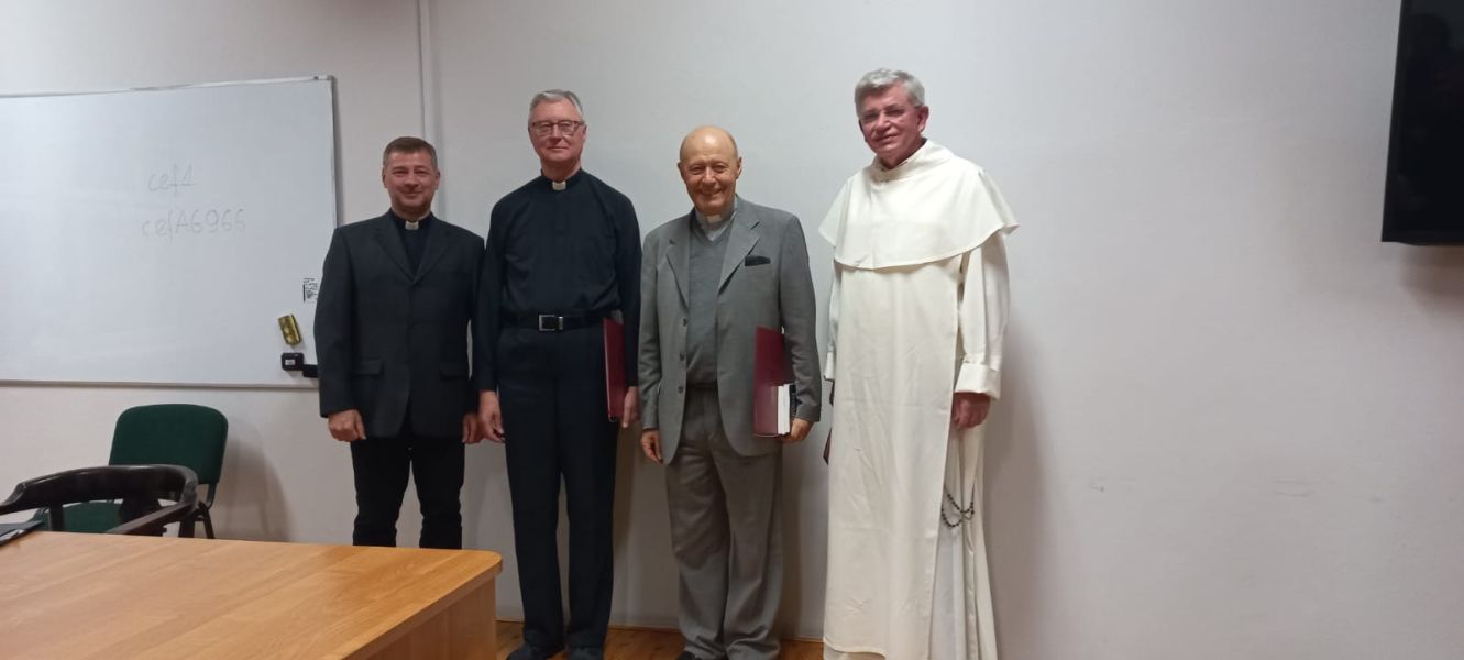 od lewej strony stojące postacie: ks. prof. UAM dr hab. Tomasz Nawracała, o. prof. UAM dr hab. Adam Wojtczak OMI, ks. prof. dr hab. Jan Daniel Szczurek, o. prof. Andrzej Napiórkowski